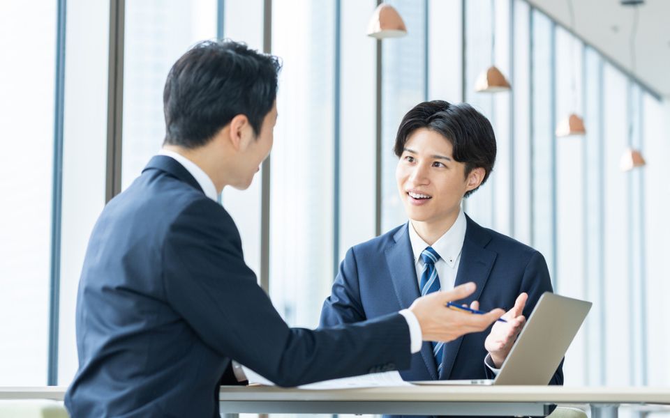 お客様の課題をヒアリングするコンサル営業の様子