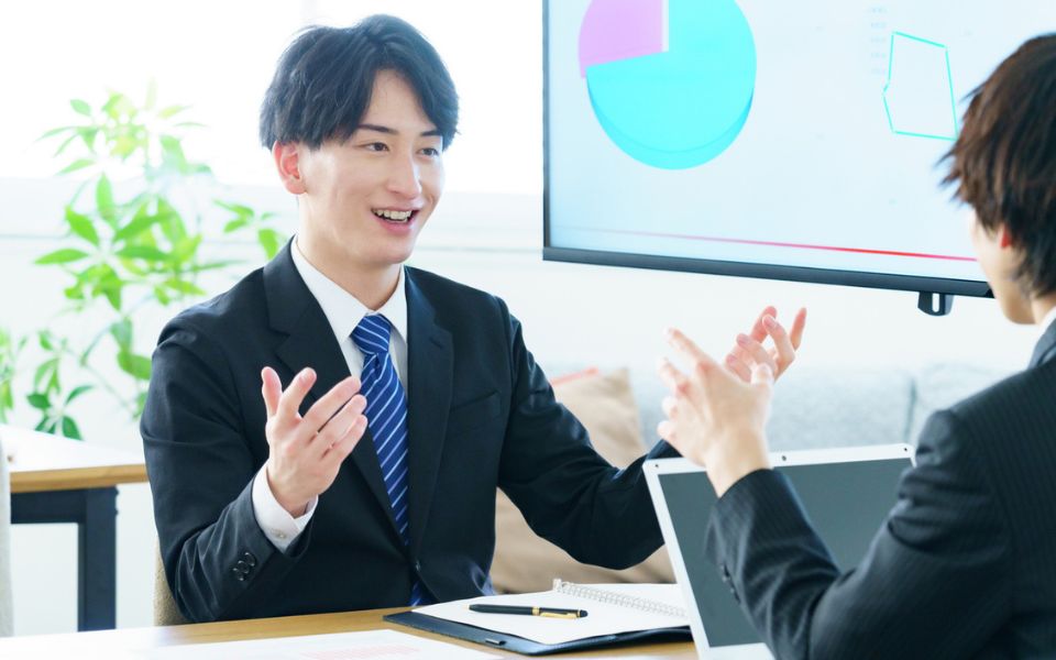 社内で提案内容を共有しながら案件を進める営業担当