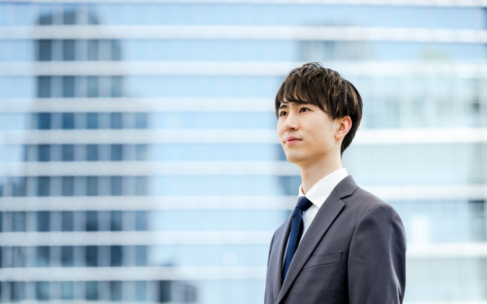 オフィスで打ち合わせをするユニファーストの営業メンバー